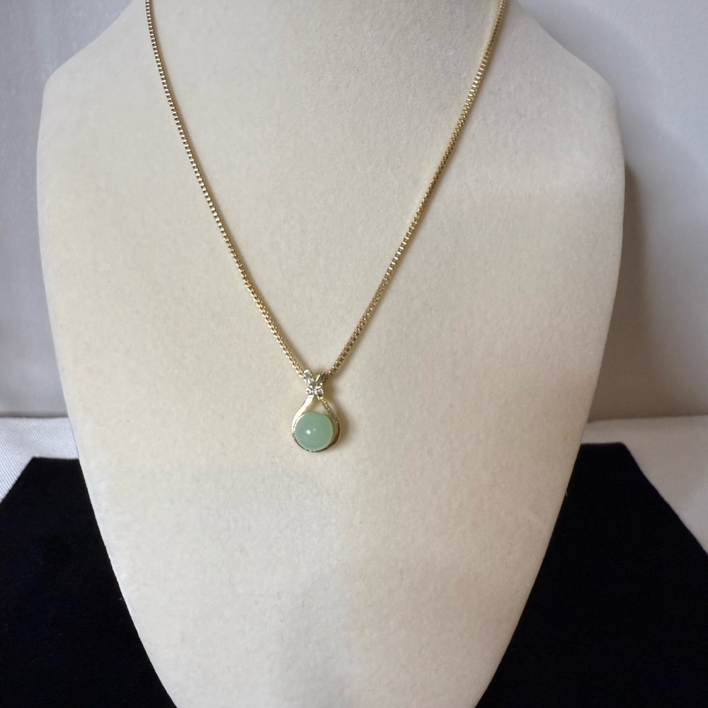 #033 Elegant Gold Tone Necklace with Green Pendant